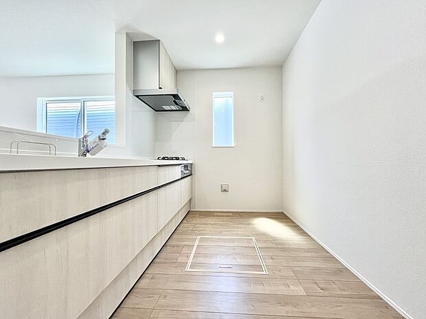 ◆1号棟◆~Kitchen~ 自然光が入る窓のあるキッチン☆毎日使う場所だからこそ、使い勝手を考慮しました。ゆったりとしたキッチンコーナーは質感豊かな仕上がりとなっております。