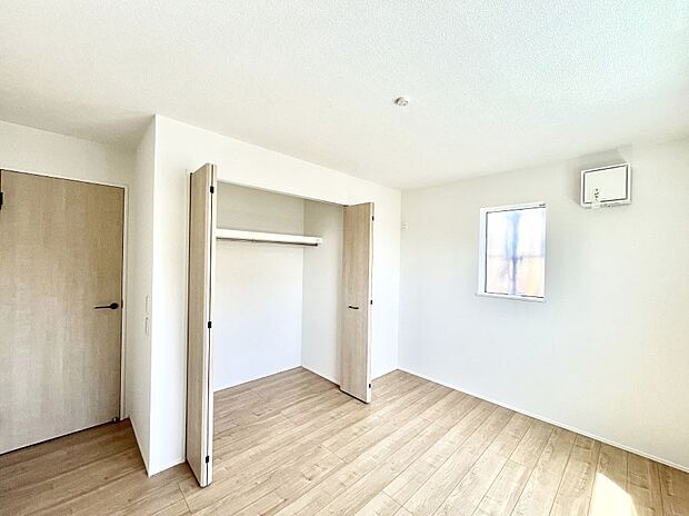 ◆1号棟◆~Bed Room~ 全居室には収納クローゼットを完備!普段使いのお洋服や小物はもちろん、季節物のお洋服などもしっかりと整理整頓おしまい頂けます。 居室空間を広く使用できますね。