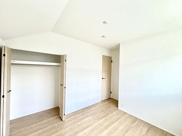 ◆1号棟◆~Bed Room~ 子供部屋はお子様にとって大変重な役割があります。子供一人で過ごす空間を与えることで、宿題や勉強時間も自然と増えまた自ら部屋の片付けや掃除なども促すことに繋がります。