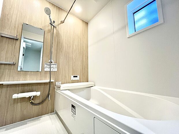 ◆1号棟◆~Bath Room~ 窓付きのバスルームは、採光もあり明るく気持ちの良い空間です。窓があることで、換気環境も良好。ゆったり寛げるバスルームで、毎日のバスタイムが楽しみになりそうです。