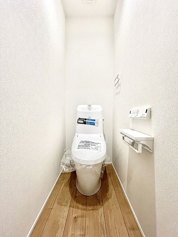 ◆1号棟◆~Toilet~ 清潔感のある水回り♪トイレはウォシュレット付きです◎トイレは毎日使わざるを得ないもの。いつも清潔を保ちたいですね。トイレが2ヶ所あるので朝の混雑時に便利です!