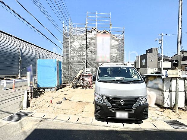 ◆1号棟◆～Exterior～　低層の一戸建てを中心とした街並みが整然と続き、周辺は高い建物が建っていないので、緑の多い閑静な趣を感じる環境です。穏やかな環境の中で、心地よい日常を育めます。