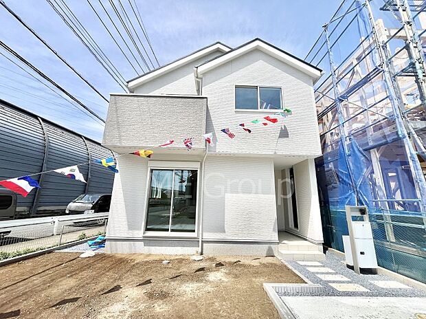 ◆1号棟◆~Exterior~ 低層の一戸建てを中心とした街並みが整然と続き、周辺は高い建物が建っていないので、緑の多い閑静な趣を感じる環境です。穏やかな環境の中で、心地よい日常を育めます。