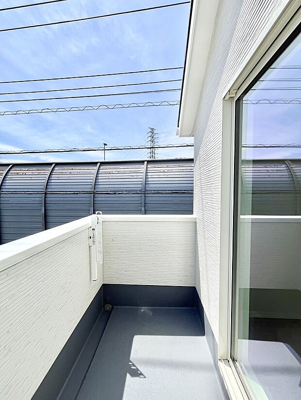 ◆1号棟◆~Balcony~ バルコニーは温かい陽がさしこみ、お布団や洗濯物を気持ちよく干すことができます。使いやすく開放的なバルコニーです♪陽ざしがたっぷり降り注ぐ、バルコニー付き住まい。