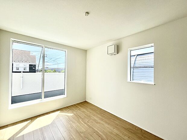 ◆1号棟◆~Bed Room~ 2面採光を確保した明るい室内は、風通しも良く、大変居心地の良い空間となっております。爽やかな風を感じて起きる朝は、快適生活の始まりに!日当たりが良い住まい♪
