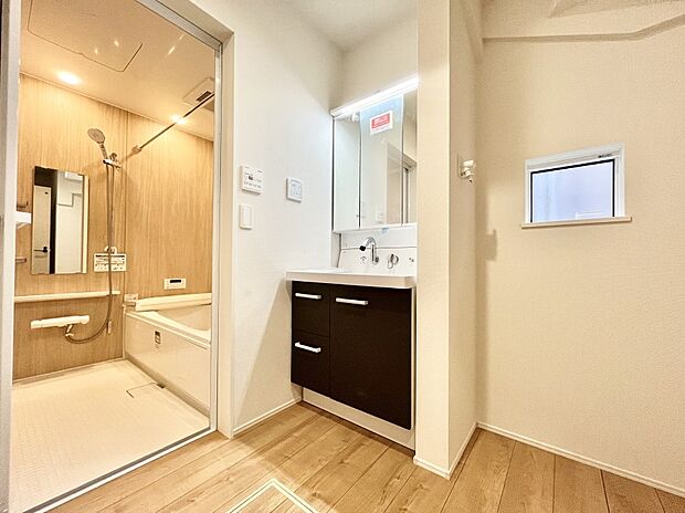 ◆1号棟◆~Dressing Room~ 暗くなりがちな洗面所も窓があると採光と換気が可能なので気持ちよくお使い頂けます。三面鏡タイプの洗面台は鏡裏収納で散らかりがちな洗面所もスッキリ♪