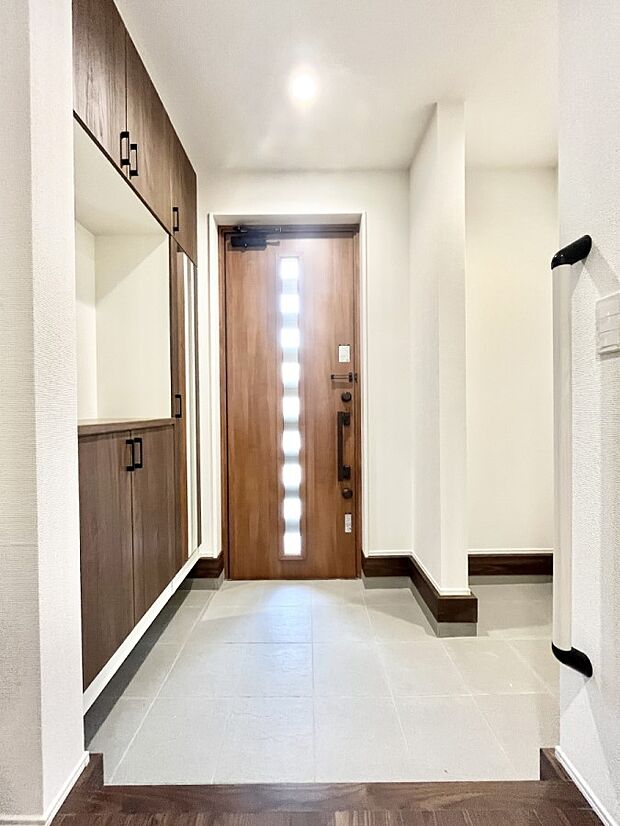 ◆4号棟◆~Entrance~ 家の中でお客様を迎える最初の場所である玄関は、家の印象そのものです!豊富な玄関収納で、常に綺麗に保つことが出来ます♪玄関にはたっぷり収納の下駄箱を完備!