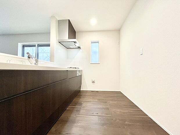 ◆4号棟◆~Kitchen~ 自然光が入る窓のあるキッチン☆毎日使う場所だからこそ、使い勝手を考慮しました。ゆったりとしたキッチンコーナーは質感豊かな仕上がりとなっております。
