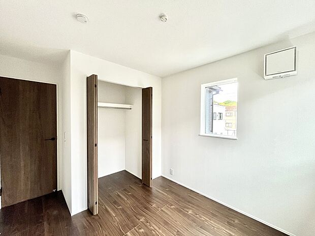 ◆4号棟◆～Bed Room～　マンションと違い部屋数が多いのが戸建てのメリットです。ご家族が増えたことで手狭に感じていた住まいも戸建てでは各居室プライバシーを保つことができます。