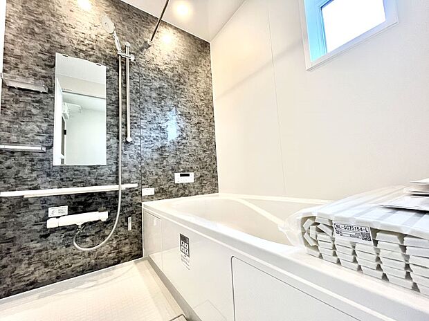 ◆4号棟◆~Bath Room~ 窓付きのバスルームは、採光もあり明るく気持ちの良い空間です。窓があることで、換気環境も良好。ゆったり寛げるバスルームで、毎日のバスタイムが楽しみになりそうです。