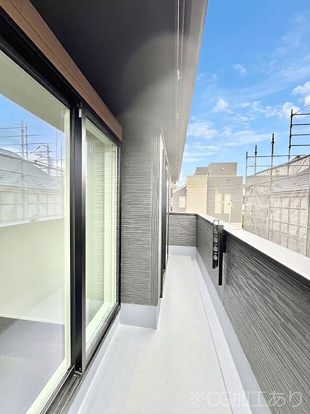 ◆4号棟◆~Balcony~ 南向きのバルコニーの前には雲以外に太陽を遮るものがありません。お洗濯物も乾きやすく、何より明るく気持ちのいい光が入ってきます。使いやすく開放的なバルコニーです♪