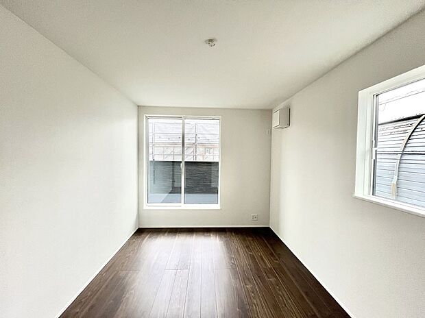 ◆4号棟◆~Bed Room~ 2面採光を確保した明るい室内は、風通しも良く、大変居心地の良い空間となっております。爽やかな風を感じて起きる朝は、快適生活の始まりに!日当たりが良い住まい♪