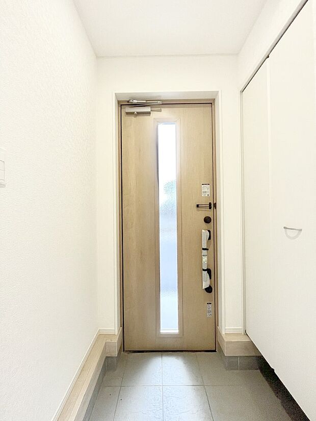 ◆3号棟◆~Entrance~ 家の中でお客様を迎える最初の場所である玄関は、家の印象そのものです!豊富な玄関収納で、常に綺麗に保つことが出来ます♪玄関にはたっぷり収納の下駄箱を完備!