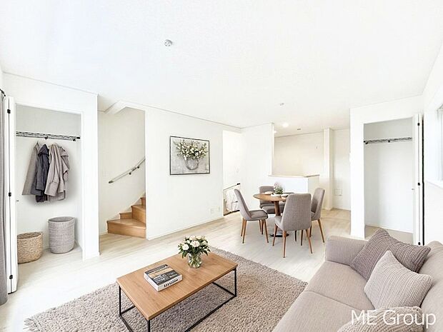 ◆3号棟◆~Living~ 家族の会話や笑顔が行き交うリビングです。大きなソファやダイニングテーブルでゆったり食事をしたりくつろぎたい♪そんな夢が叶えられる空間です!※家具はCGです