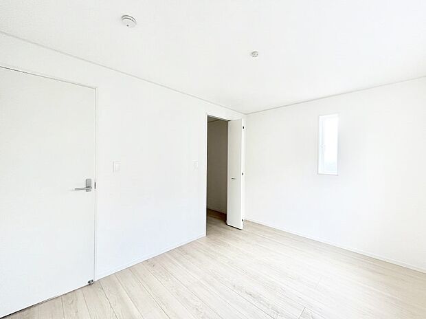 ◆3号棟◆~Bed Room~ 木の温もりがやさしいフローリングは安らぎをもたらすプライベート空間。明るめのフローリングですので、壁紙ともマッチし、お部屋を更に広く見せてくれる効果も。