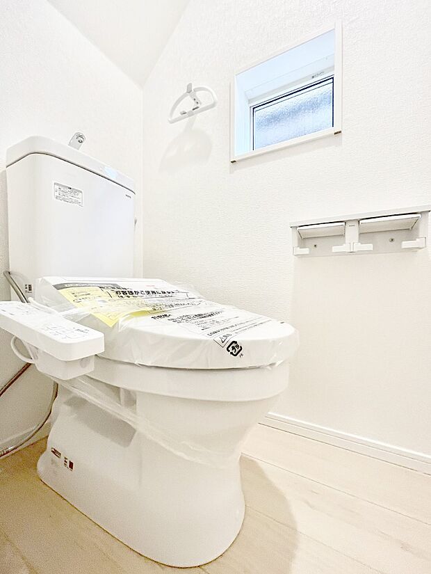 ◆3号棟◆~Toilet~ 清潔感のある水回り♪トイレはウォシュレット付きです◎トイレは毎日使わざるを得ないもの。いつも清潔を保ちたいですね。トイレが2ヶ所あるので朝の混雑時に便利です!