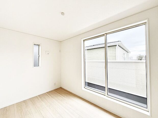 ◆3号棟◆~Bed Room~ 「今日も一日お疲れ様」とご夫婦でゆったりくつろげる寝室。 毎日の家事やお仕事に疲れた日はフカフカのベットで癒されてください。テレビや本棚をおいても快適な広さが自慢♪