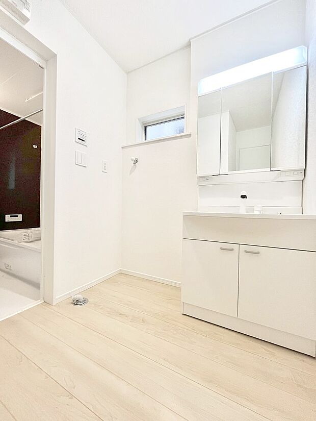 ◆3号棟◆~Dressing Room~ スタイリッシュなパウダールーム。ゆとりの洗面スペースで朝の身支度もスムーズに。暗くなりがちな洗面所も窓があると採光と換気が可能なので気持ちよくお使い頂けます。