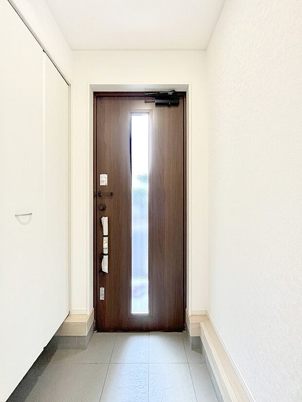 ◆1号棟◆~Entrance~ 玄関は家の顔といわれますが我が家のセンスをさりげなく感じさせる魅力ある玄関造りも楽しみの一つ。帰宅する度に家族がほっとできる心地よい空間造りも大切ですね♪