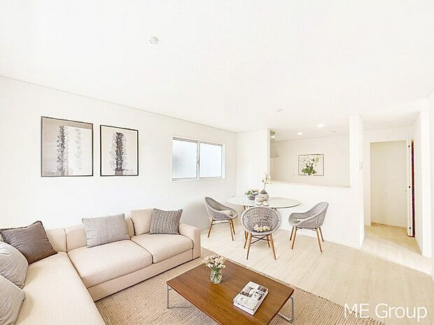 ◆1号棟◆~Living~ 家族の会話や笑顔が行き交うリビングです。子供が走ってる姿を見ながら、大きなソファやダイニングテーブルでゆったり食事をしたりくつろぎたい♪※家具はCGです