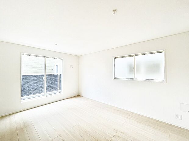 ◆1号棟◆~Living~ 飽きの来ないシンプルでおしゃれなLDK。大きな窓から日差しが差し込むので室内も明るく、家族の憩いの場としてピッタリです。開放感と日当たりの良さを是非ご覧ください!