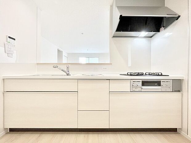 ◆1号棟◆~Kitchen~ 広くて使いやすいキッチンなら家族でいっしょに料理をつくったり、後片付けも手間なくできちゃいます♪収納もたっぷりあるので、いつもすっきりと清潔な印象を保てます。