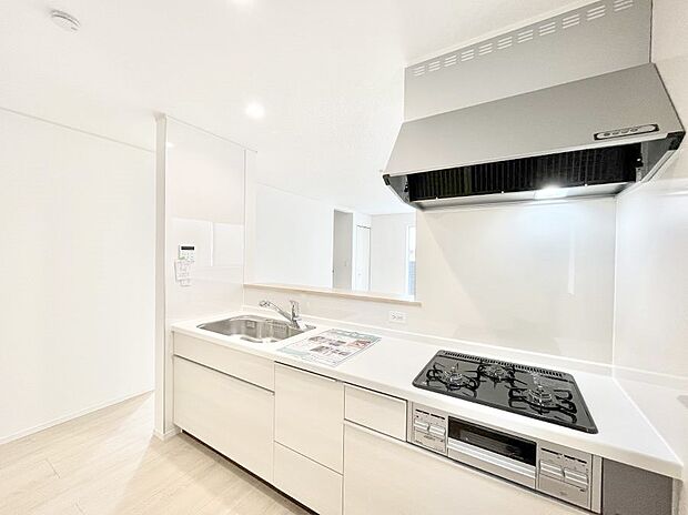 ◆1号棟◆~Kitchen~ 「さぁ今日は何を作ろう」こんなキッチンなら思いっきり料理ができちゃいます。キッチンからはリビングが一望できます。家族がつながるお家がここにございます。