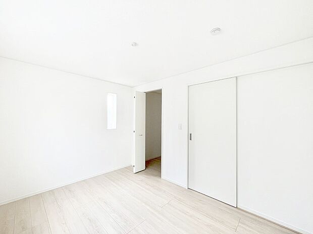 ◆1号棟◆~Bed Room~ 「今日も一日お疲れ様」とご夫婦でゆったりくつろげる寝室。毎日の家事やお仕事に疲れた日はフカフカのベットで癒されてください。テレビや本棚をおいても快適な広さが自慢♪