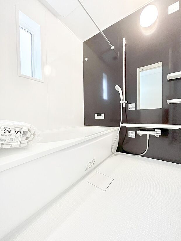 ◆1号棟◆~Bath Room~ ゆったりと足を伸ばして入浴することが可能!お子様とご一緒でも十分な広さなので、リビングとは違った家族団欒のひと時をお楽しみいただけます。