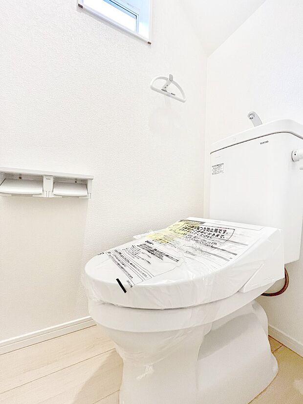 ◆1号棟◆~Toilet~ 清潔感のある水回り♪トイレはウォシュレット付きです◎トイレは毎日使わざるを得ないもの。いつも清潔を保ちたいですね。トイレが2ヶ所あるので朝の混雑時に便利です!