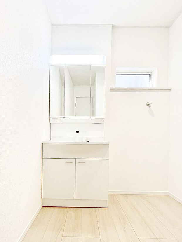 ◆1号棟◆~Dressing Room~ 十分な大きさの洗面台は収納もさる事ながら、身だしなみチェックや歯磨きなど、朝の慌ただしい時間でもホテルライクなスペースで余裕とゆとりを感じて頂けます。