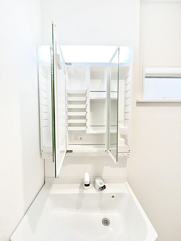 ◆1号棟◆三面鏡の裏に、化粧品や衛生用品などを収納可能。洗面台をすっきりと保ちます!