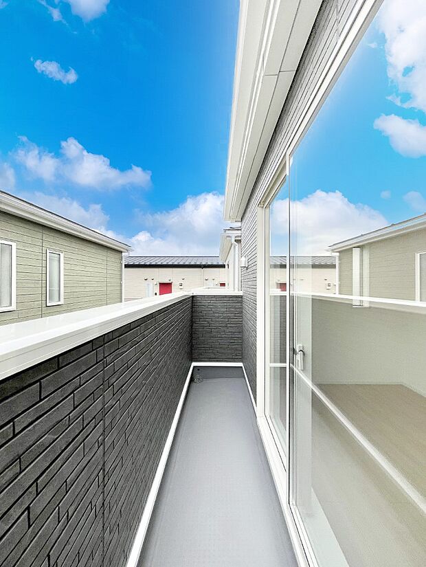 ◆1号棟◆~Balcony~ バルコニーは温かい陽がさしこみ、お布団や洗濯物を気持ちよく干すことができます。 使いやすく開放的なバルコニーです♪陽ざしがたっぷり降り注ぐ、バルコニー付き住まい。