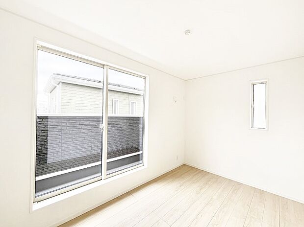 ◆1号棟◆~Bed Room~ バルコニーからの採光で朝もスッキリ目が覚めそうですね!穏やかな光が差し込む室内には、穏やかな時間が流れます。休日には、落ち着いた空間で自分の趣味を楽しむのはいかがですか