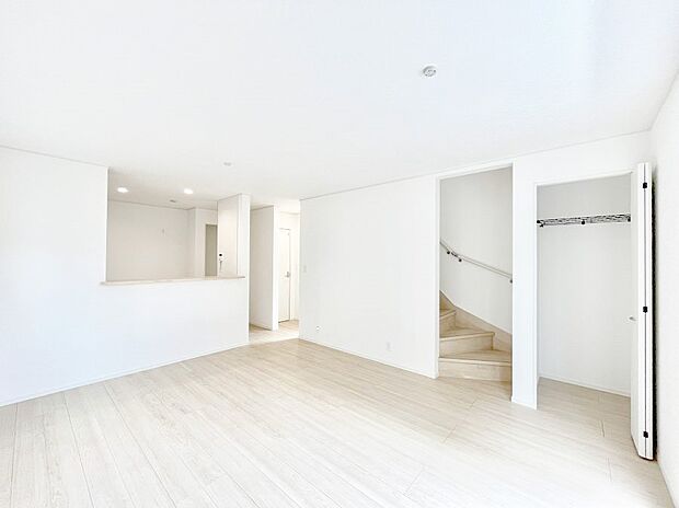 ◆1号棟◆~Living~ リビングに階段のある間取りです♪家族のコミュニケーションがスムーズに取れますね♪ゆとりある暮らしと心地よい住環境が紡ぐ贅沢な時間をご家族みんなでお過ごし下さい。