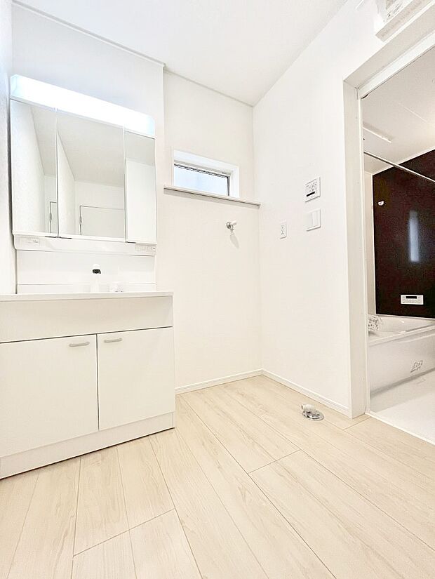 ◆1号棟◆~Dressing Room~ 明るく清潔感溢れるパウダールーム。毎日使う場所だからこそ、快適な空間となっております。シャンプードレッサーを採用しておりますので、朝シャンも手軽に出来ます。