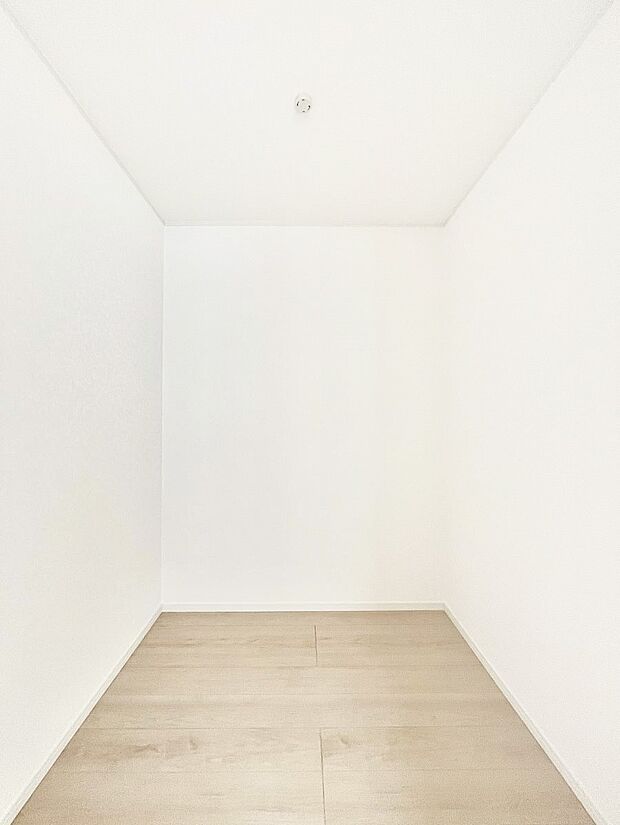 ◆1号棟◆~Walk-in Closet~ 必要なものやコーディネートを一覧して確認でき、身支度や準備が短時間で済むウォークインクローゼットを設置しました。家の中をすっきりとさせる便利な収納スペース。