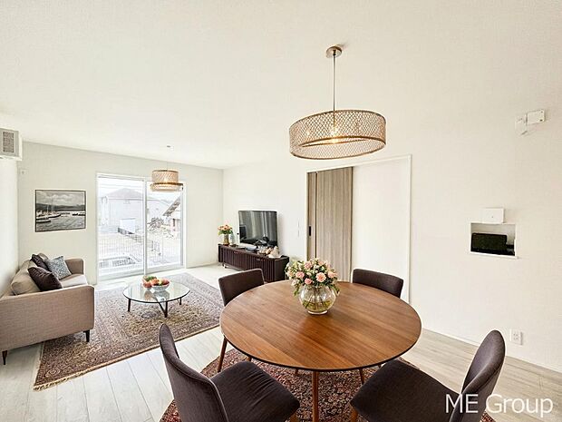 ~Living~ 飽きの来ないシンプルでおしゃれなLDK。大きな窓から日差しが差し込むので室内も明るく、家族の憩いの場としてピッタリです。開放感と日当たりの良さを是非ご覧ください! ※家具はCGです