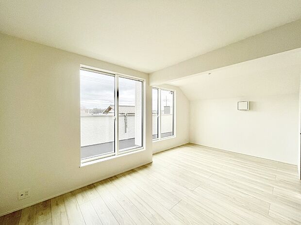 ~Bed Room~ バルコニーからの明るい日差しが差し込みます。日照に恵まれたお部屋。柔らかい自然光で朝目覚める暮らしが送れるだろう。また、機能的な収納を配置して、片付いた空間も実現出来そう。