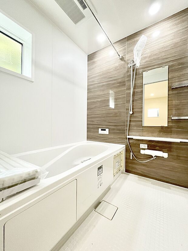 ~Bath Room~ 落ち着いた雰囲気の浴室で明日に向けてリフレッシュ。浴室乾燥機能も付いているので隣の洗濯機置き場で洗い上がった洗濯物を、雨の日も天気を気にせず乾燥させることも可能です。