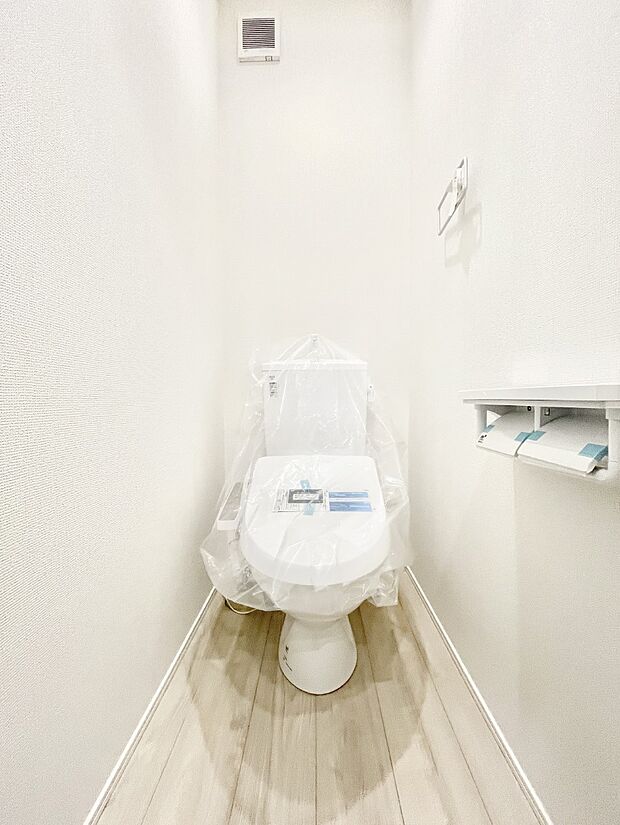 ~Toilet~ 綺麗・スッキリ・快適なウォシュレット付トイレでくつろげる空間です。トイレは毎日使わざるを得ないもの。いつも清潔を保ちたいですね。トイレが2ヶ所あるので朝の混雑時に便利です!