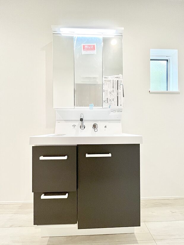 ~Dressing Room~ 十分な大きさの洗面台は収納もさる事ながら、身だしなみチェックや歯磨きなど、朝の慌ただしい時間でもホテルライクなスペースで余裕とゆとりを感じて頂けます。