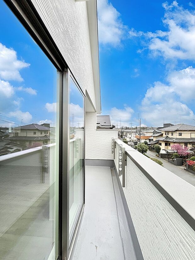 ~Balcony~ バルコニーは温かい陽がさしこみ、お布団や洗濯物を気持ちよく干すことができます。 使いやすく開放的なバルコニーです♪陽ざしがたっぷり降り注ぐ、バルコニー付き住まい。