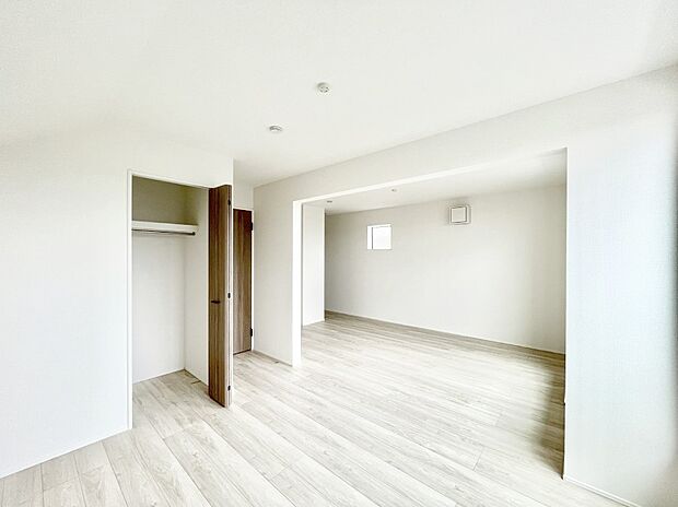 ~Bed Room~ 「今日も一日お疲れ様」とご夫婦でゆったりくつろげる寝室。 毎日の家事やお仕事に疲れた日はフカフカのベットで癒されてください。テレビや本棚をおいても快適な広さが自慢♪