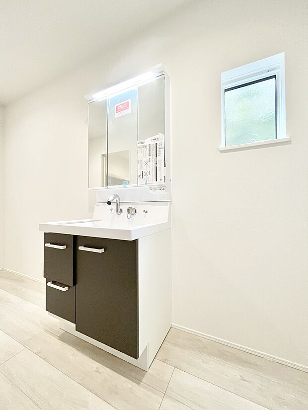 ~Dressing Room~ 暗くなりがちな洗面所も窓があると採光と換気が可能なので気持ちよくお使い頂けます。三面鏡タイプの洗面台は鏡裏収納で散らかりがちな洗面所もスッキリ♪