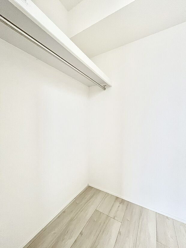 ~Walk-in Closet~ 必要なものやコーディネートを一覧して確認でき、身支度や準備が短時間で済むウォークインクローゼットを設置しました。家の中をすっきりとさせる便利な収納スペースです。