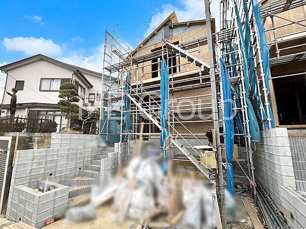 ◆1号棟◆~Exterior~ 閑静な住宅地で子育て家族にピッタリ。 毎日のお散歩も快適な緑に恵まれたエリアで、自然に包まれた穏やかな暮らしを実現するための、ゆとりある住環境が整っています。