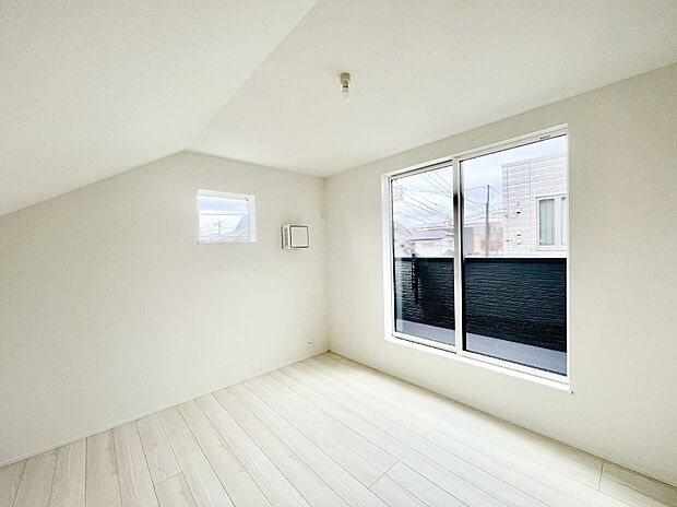 明るいバルコニーサイドに洋室を設置。目覚めの良い寝室に。