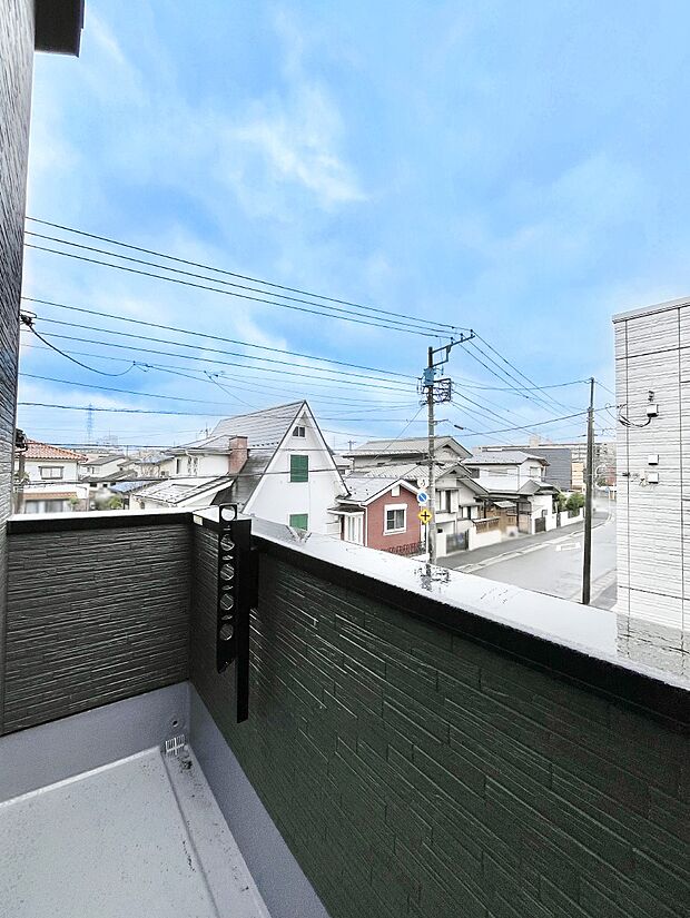 ゆったりバルコニーだから沢山お洗濯ものを干せます。