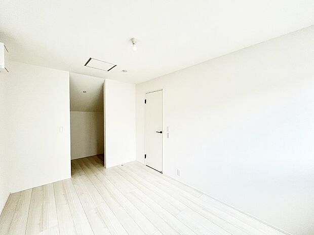 ウォークインクローゼットがあるお部屋!季節ごとの入れ替えも不要で便利です。